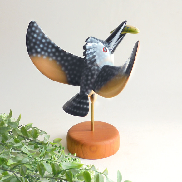 飛ぶヤマセミ （木・鳥・置物） Crested kingfisher / wooden bird 4枚目の画像