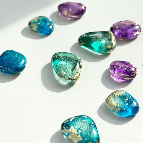 海の宝石シーグラスに色をのせて ガラスの透明感を再び ピアス