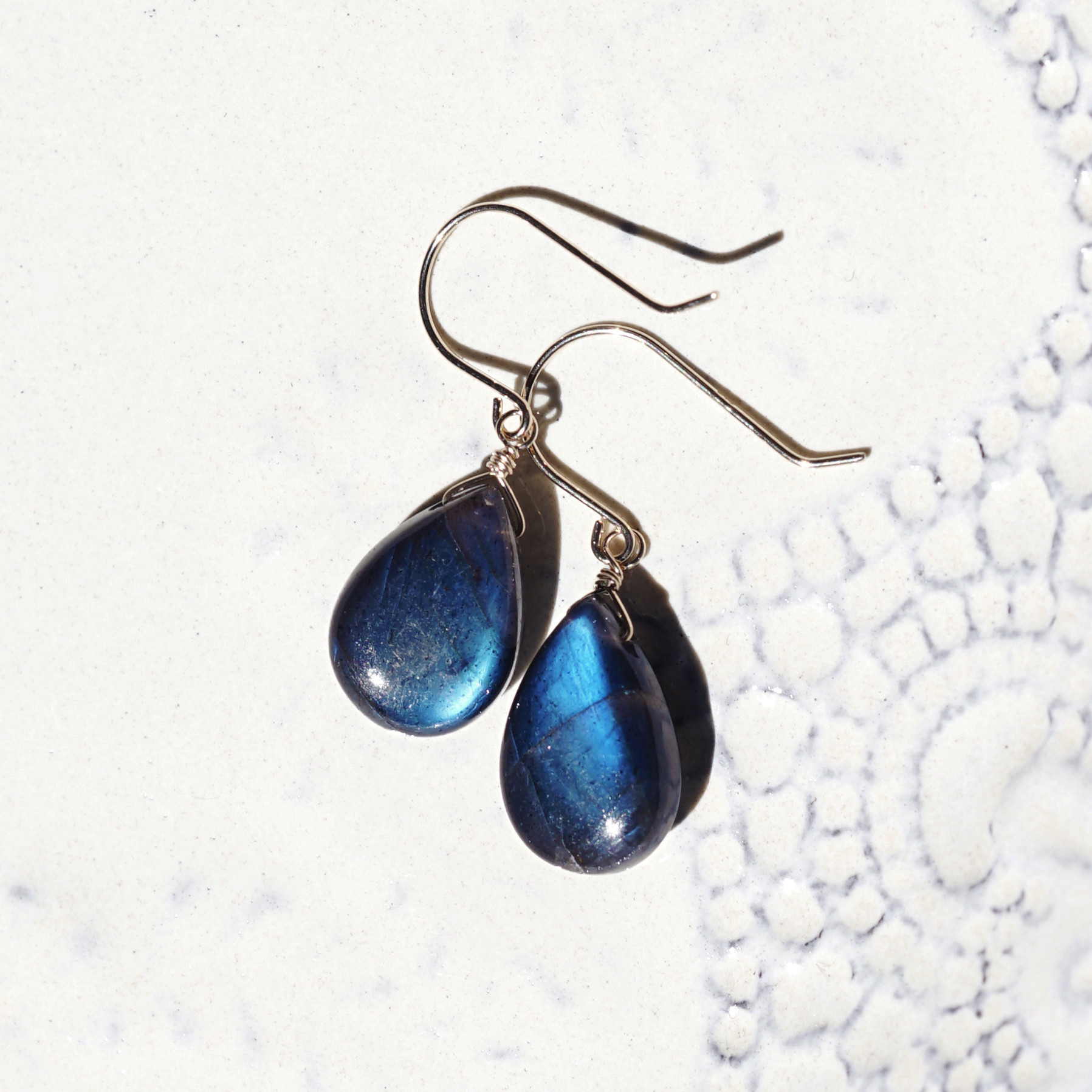 ブラックラブラドライト・サージカルステンレスピアス　～弦月（げんげつ）