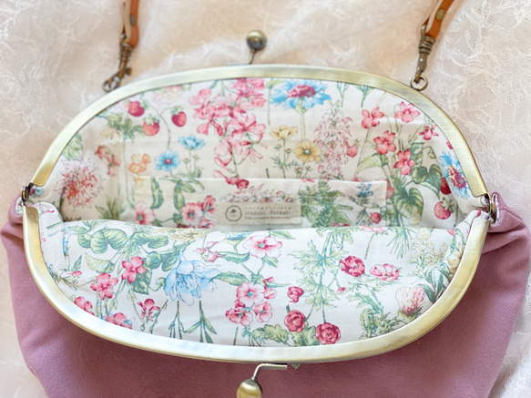 《即納》お花畑のショルダーバッグ（ピンク）　～手刺繍のがま口バッグ～ 3枚目の画像