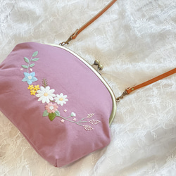 《即納》お花畑のショルダーバッグ（ピンク）　～手刺繍のがま口バッグ～ 1枚目の画像