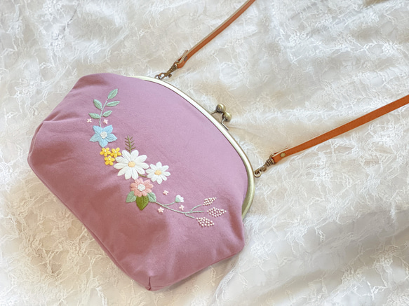 《即納》お花畑のショルダーバッグ（ピンク）　～手刺繍のがま口バッグ～ 1枚目の画像