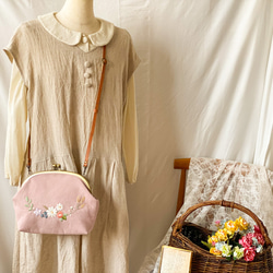 《即納》お花畑のショルダーバッグ（ピンク）　～手刺繍のがま口バッグ～ 5枚目の画像