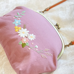 《即納》お花畑のショルダーバッグ（ピンク）　～手刺繍のがま口バッグ～ 2枚目の画像