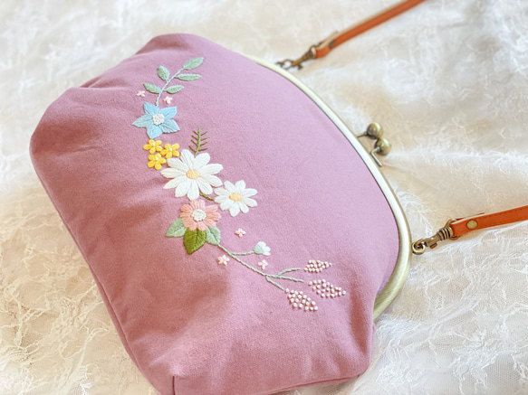 《即納》お花畑のショルダーバッグ（ピンク）　～手刺繍のがま口バッグ～ 2枚目の画像