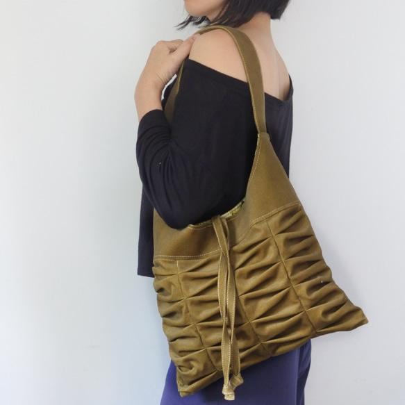 SALEコーデュロイのヒラヒラショルダーバッグ/ちょっとそこまでミニサイズの軽いバッグ 1枚目の画像