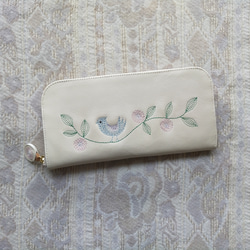 刺繍革財布『幸せの青い鳥』牛革WHITE☆Slimラウンドファスナー型☆ 1枚目の画像