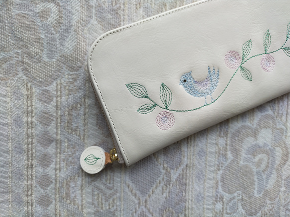 刺繍革財布『幸せの青い鳥』牛革WHITE☆Slimラウンドファスナー型☆ 9枚目の画像