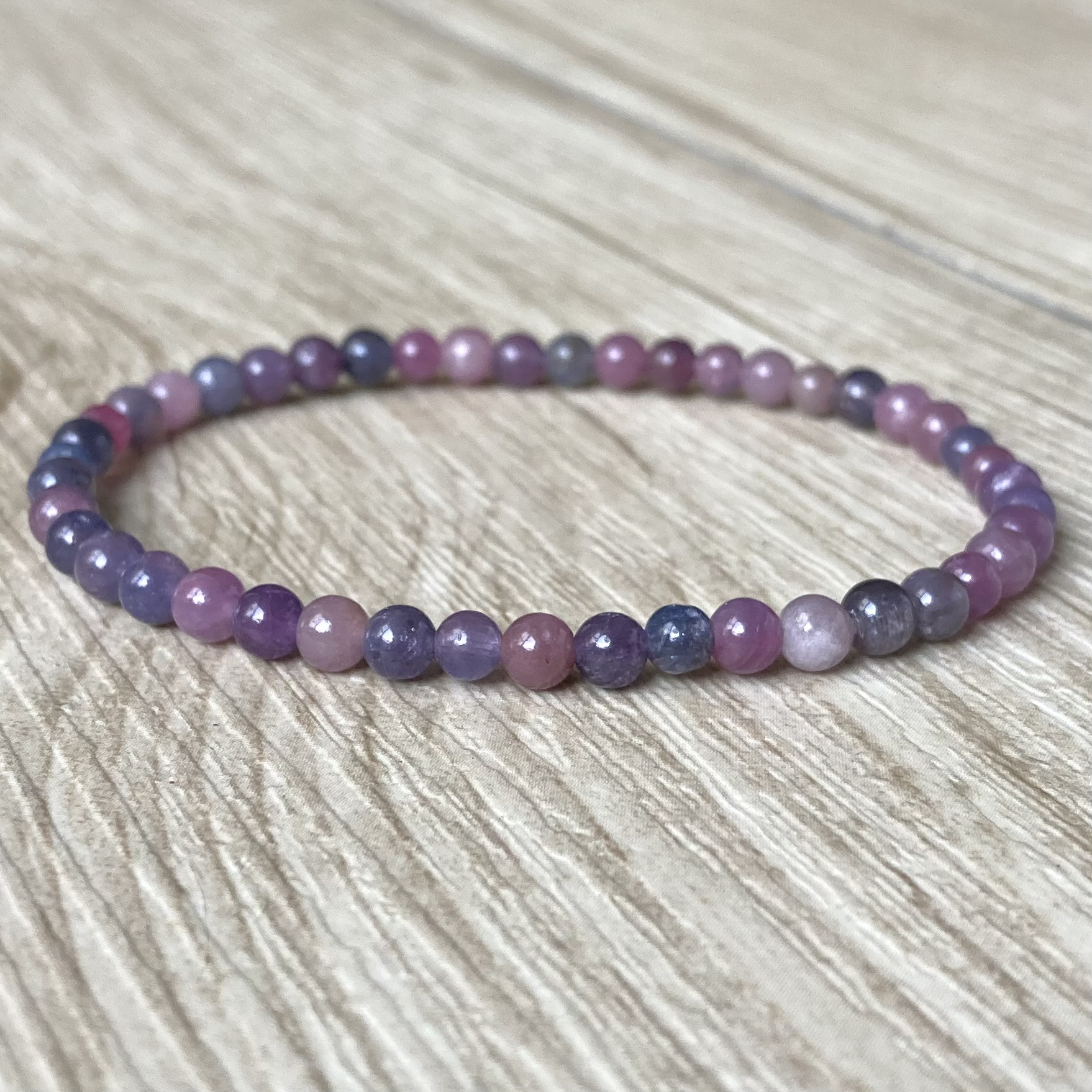 広い心で、つながりを深める/マルチカラーサファイア（天然コランダム)/天然石 ストーンブレスレット