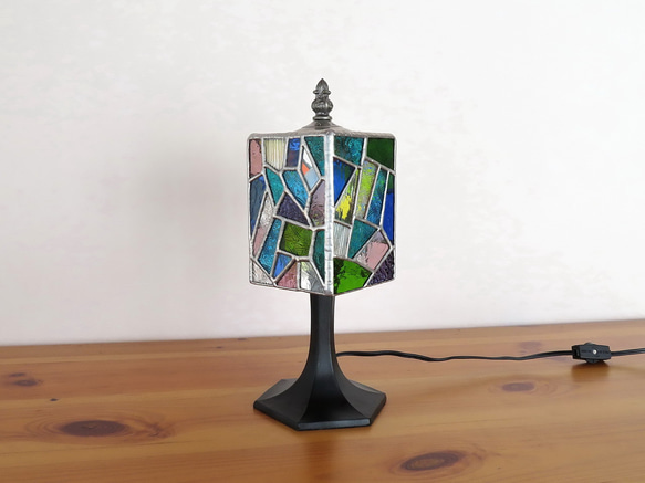 モザイクミックス・幾何学模様のステンドグラスランプ（テーブルランプ）ガラス照明・Mサイズ 2枚目の画像