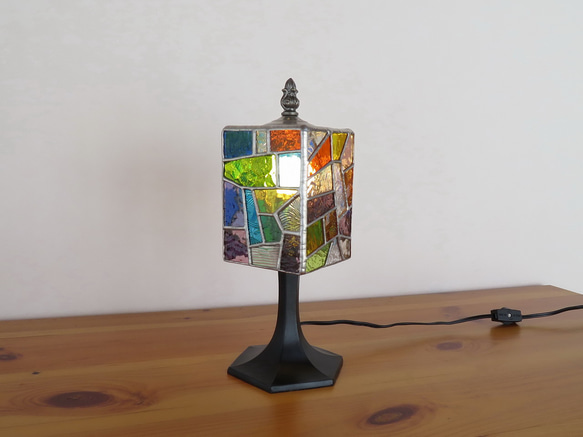 モザイクミックス・幾何学模様のステンドグラスランプ（テーブルランプ）ガラス照明・Mサイズ 8枚目の画像