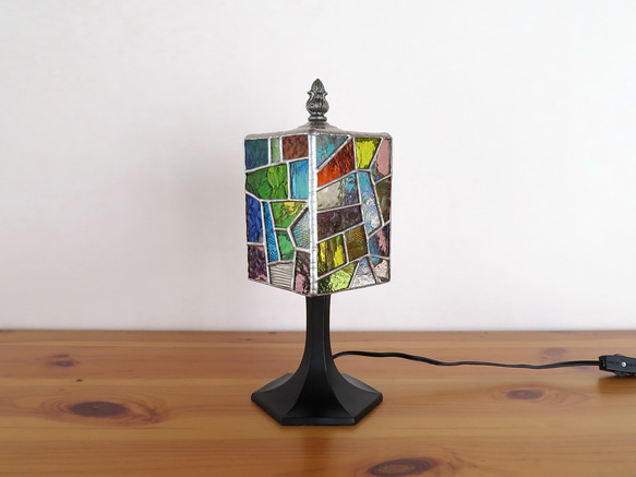 モザイクミックス・幾何学模様のステンドグラスランプ（テーブルランプ）ガラス照明・Mサイズ 5枚目の画像