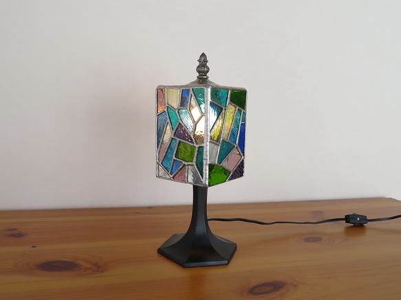 モザイクミックス・幾何学模様のステンドグラスランプ（テーブルランプ）ガラス照明・Mサイズ 4枚目の画像