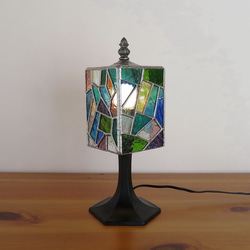 モザイクミックス・幾何学模様のステンドグラスランプ（テーブルランプ）ガラス照明・Mサイズ 3枚目の画像
