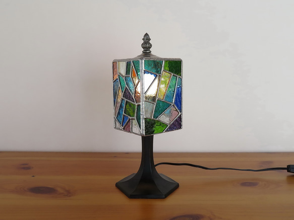 モザイクミックス・幾何学模様のステンドグラスランプ（テーブルランプ）ガラス照明・Mサイズ 3枚目の画像