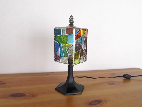 モザイクミックス・幾何学模様のステンドグラスランプ（テーブルランプ）ガラス照明・Mサイズ 6枚目の画像