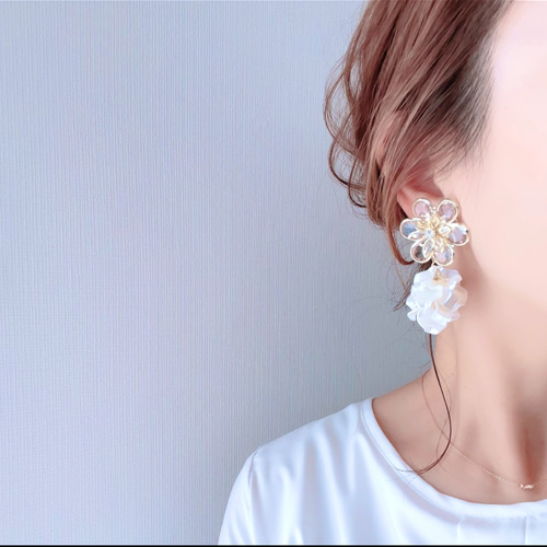 キラキラゴールドフラワー×パール調ペタルフラワータッセルピアス  