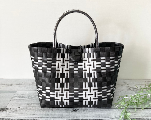 PPバンドバック　marry. ブルー&ブラック ウォーブン素材製 MARNI MARKET TAPE BASKET