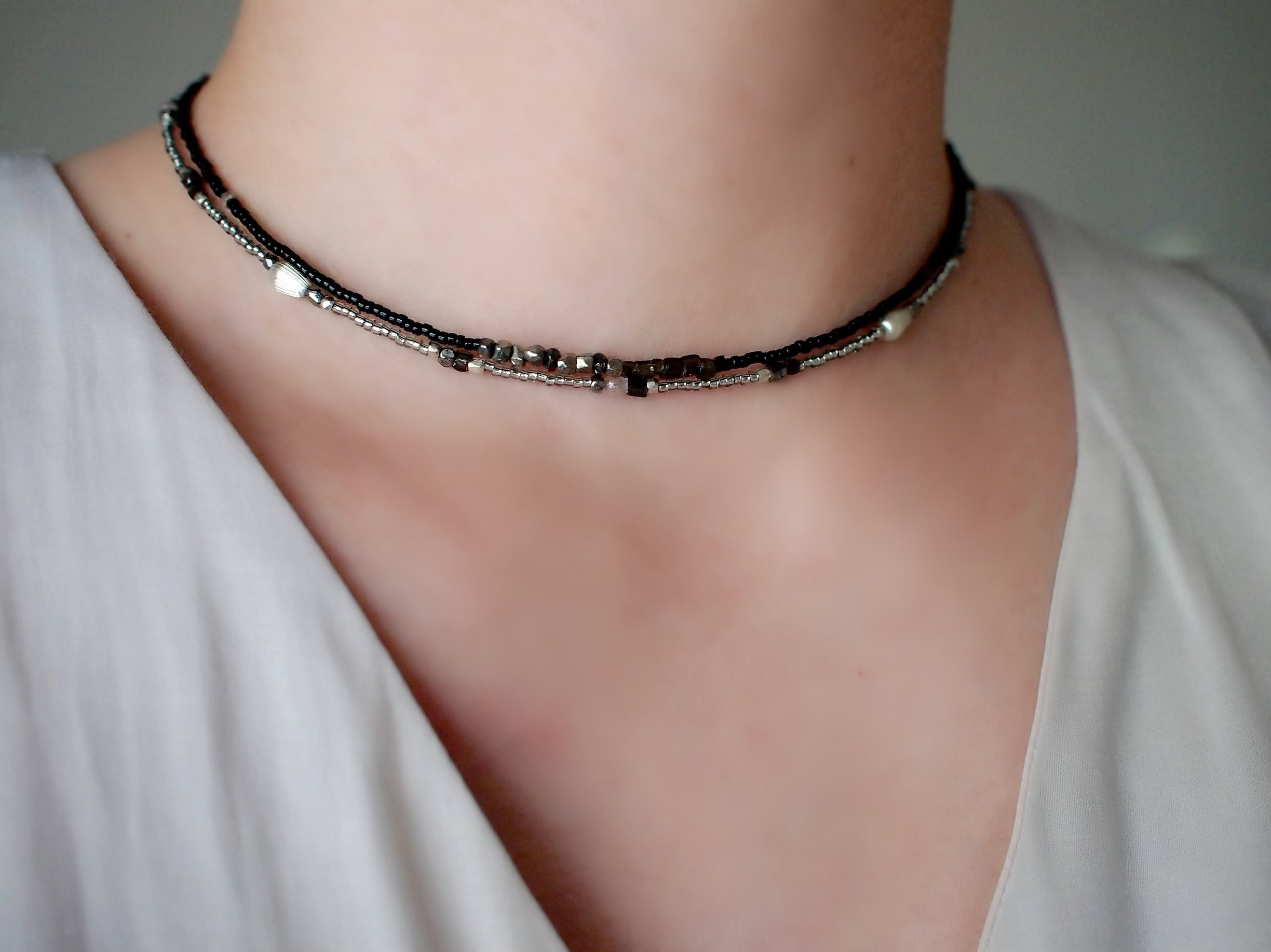 Noirisse（ノアリス）フランスアンティークビーズとシードビーズのネックレス(2本SET)black/gray