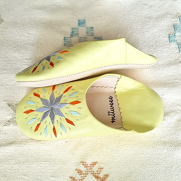 レモンイエロー×刺繍 ver2 モロッコ　バブーシュ　手縫い刺繍　Mサイズ　Lサイズ　本革スリッパ　薄い黄色 2枚目の画像