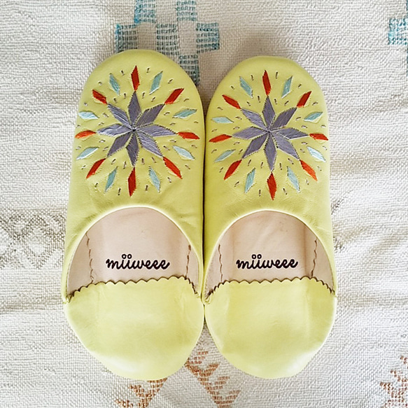 レモンイエロー×刺繍 ver2 モロッコ　バブーシュ　手縫い刺繍　Mサイズ　Lサイズ　本革スリッパ　薄い黄色 4枚目の画像