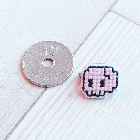 特価:どくろ(パステルピンク)【ブローチ】ドクロ ロック ハロウィン 刺繍 かわいい ポップ クロスステッチ【完成品】 2枚目の画像