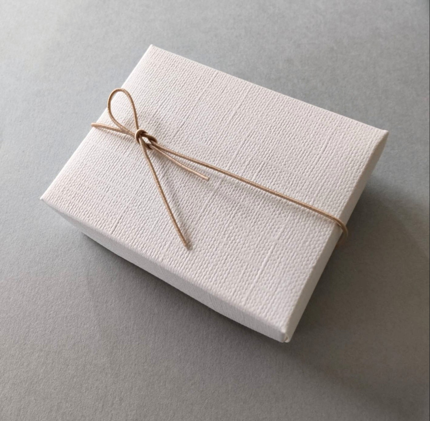 幾何学模様のイヤリング(ピアス)　七五三卒業入学式などのセレモニー後にも使える大人の白いシンプルアクセサリー