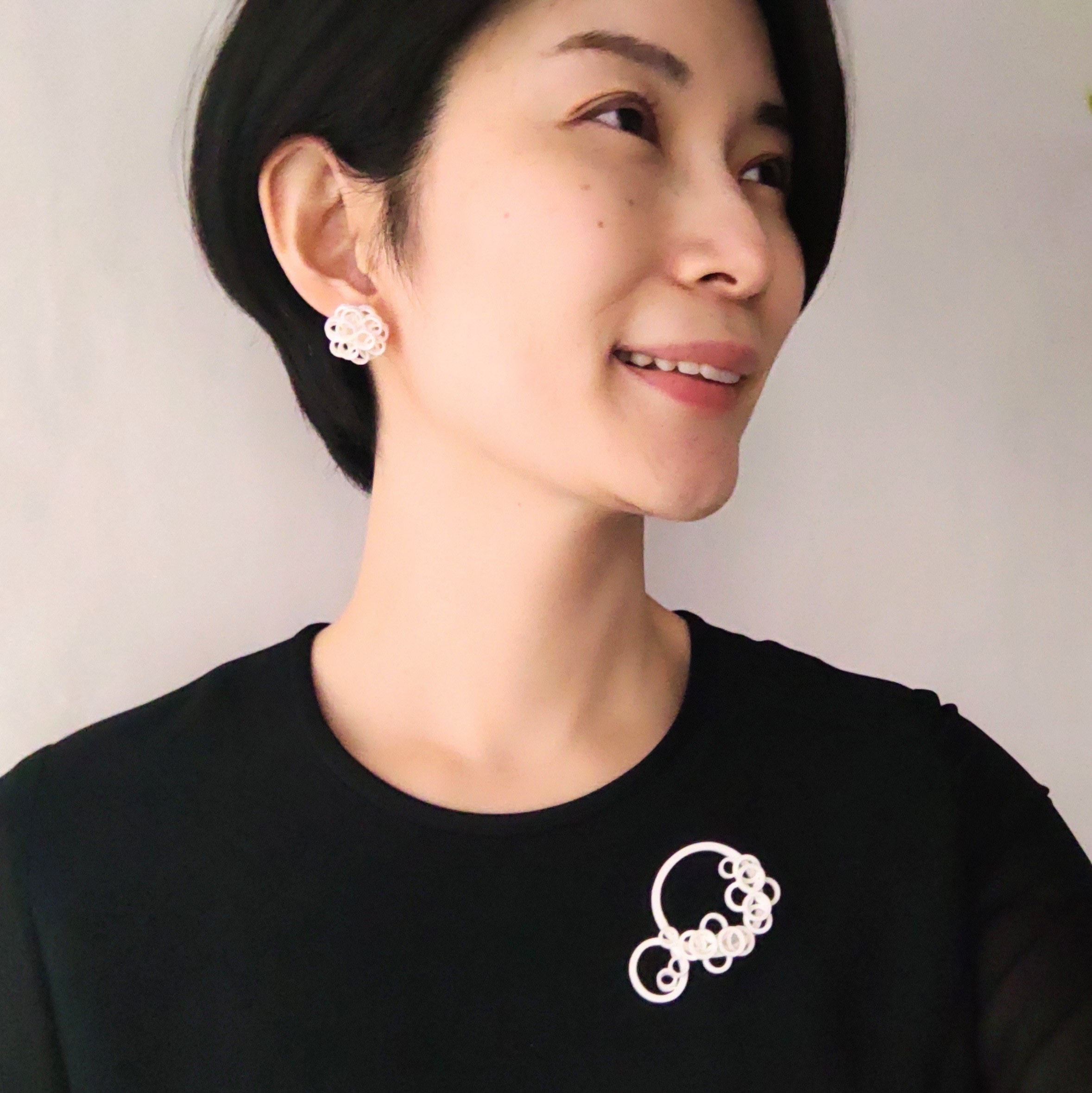 幾何学模様のイヤリング(ピアス)　七五三卒業入学式などのセレモニー後にも使える大人の白いシンプルアクセサリー