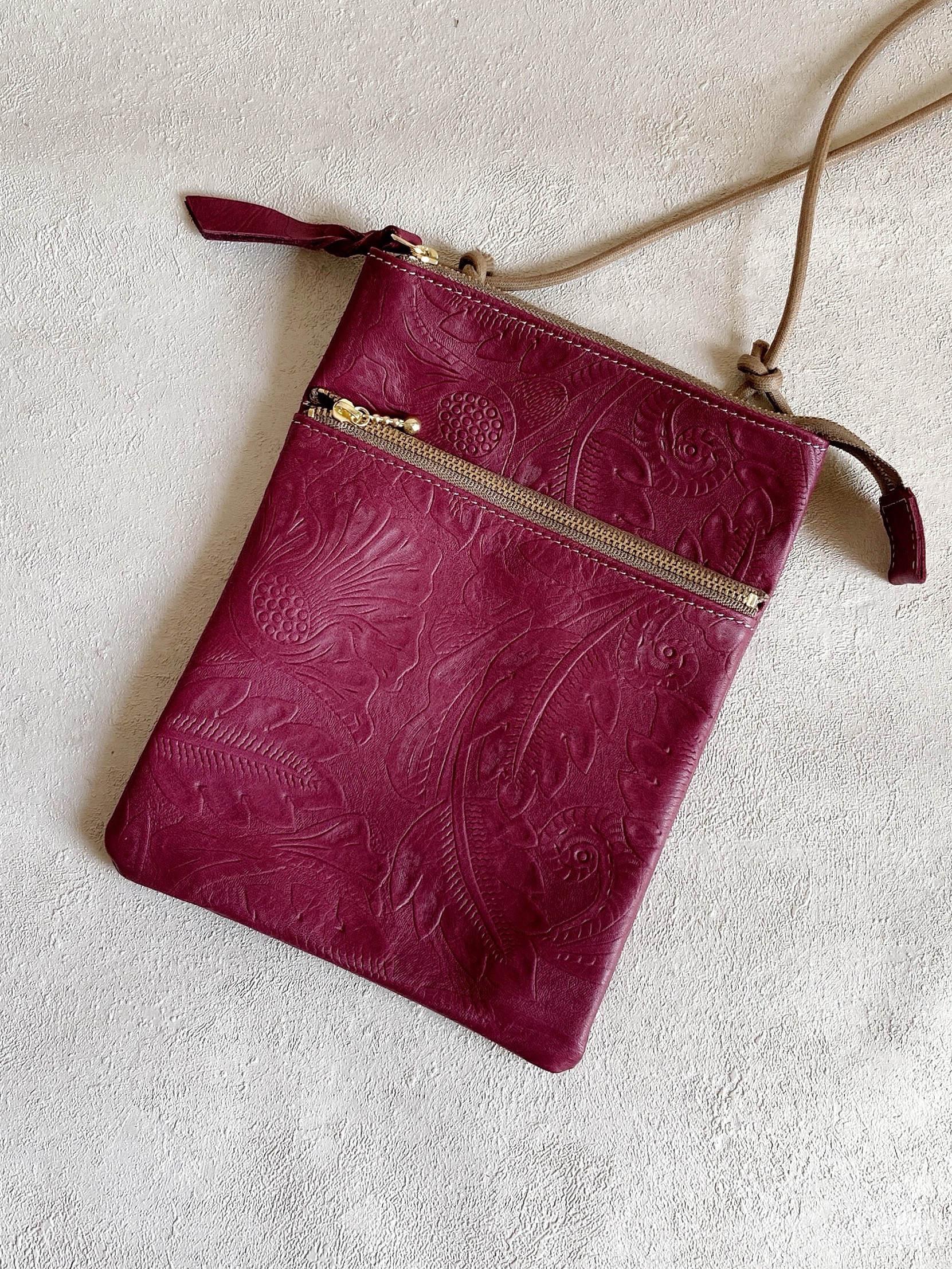 サコッシュ スマート レザー  本革  長財布サイズ ボタニカル ワインボルドー