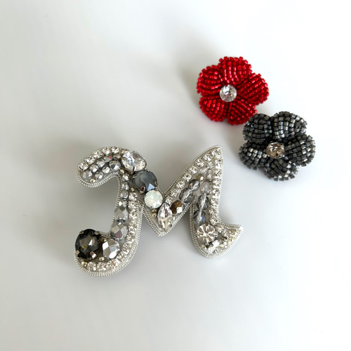 ミニサイズ☆イニシャルビーズ刺繍ブローチ ブローチ beads syurippi