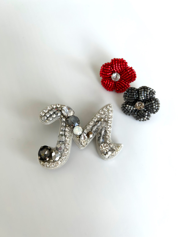 ミニサイズ☆イニシャルビーズ刺繍ブローチ ブローチ beads syurippi
