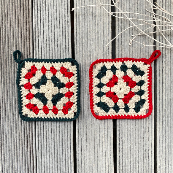 手編み　クリスマスカラー☆コースター２枚セット♦︎グラニースクエア模様　冬のテーブルコーディネートに 2枚目の画像