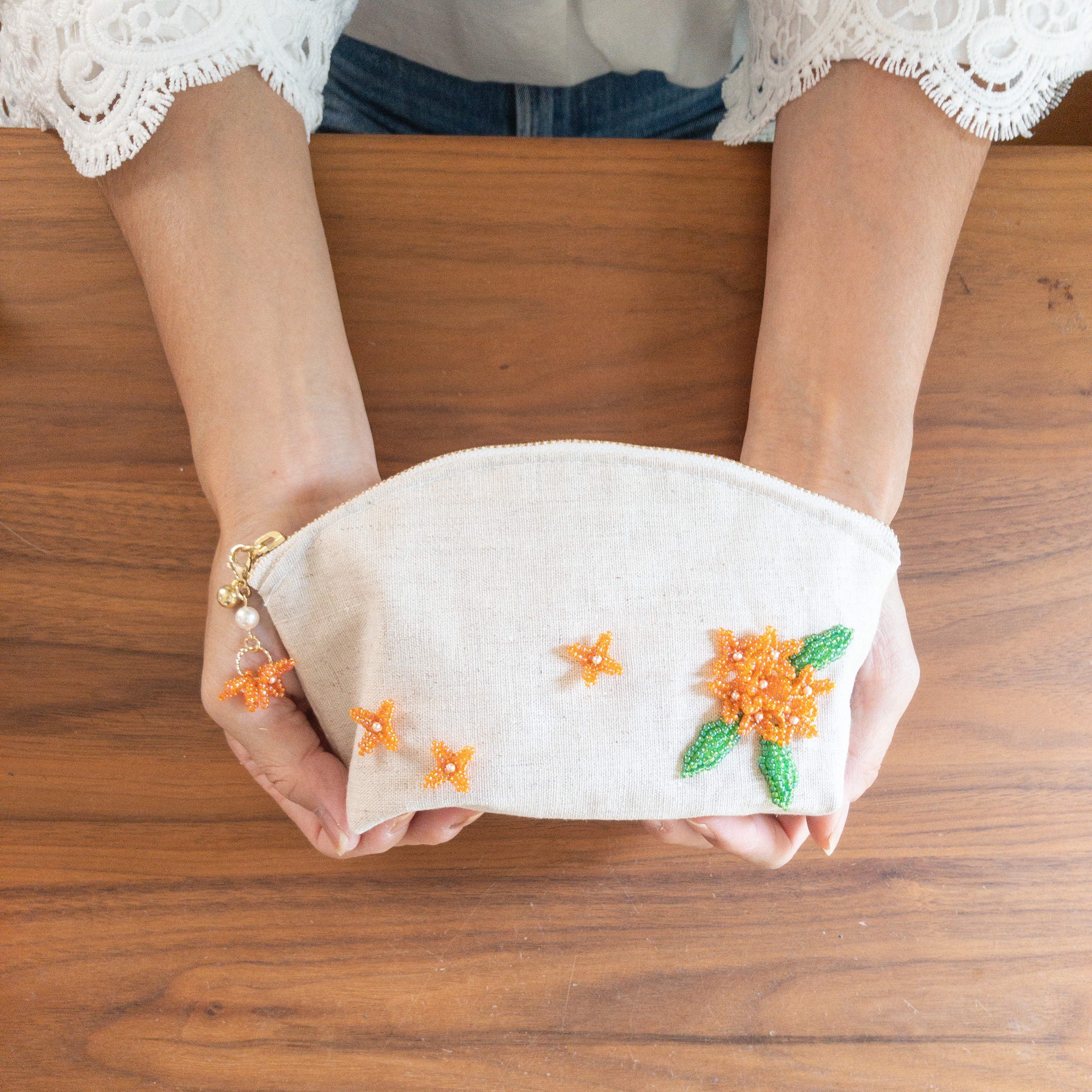 キンモクセイの立体ビーズ刺繍ポーチ 4,526円