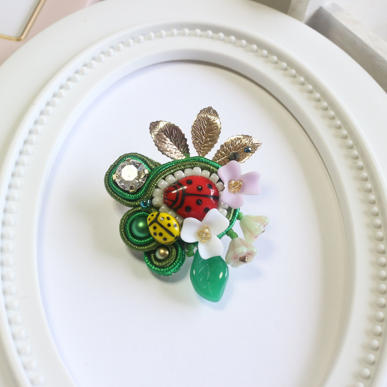 ソウタシエ　クリスマスカラー　てんとう虫ブローチ　オーストリア産クリスタル使用