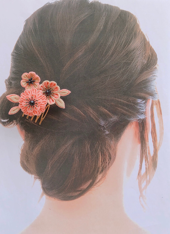 アンティーク調【サーモンピンク×ベージュ】小ぶり髪飾り つまみ細工ヘアアクセ 布花 コームかんざし 和装小物 着物コーデ 3枚目の画像