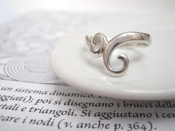 ウェーブうずまきデザインのシンプルシルバーリング 