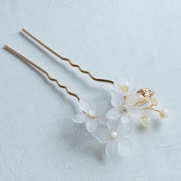 ホワイトシェルパールと白いお花のかんざし ヘアアクセサリー 簪