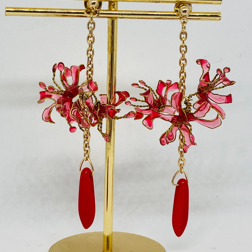 曼珠沙華 彼岸花 リコリス 赤 大ぶり ピアス イヤリング