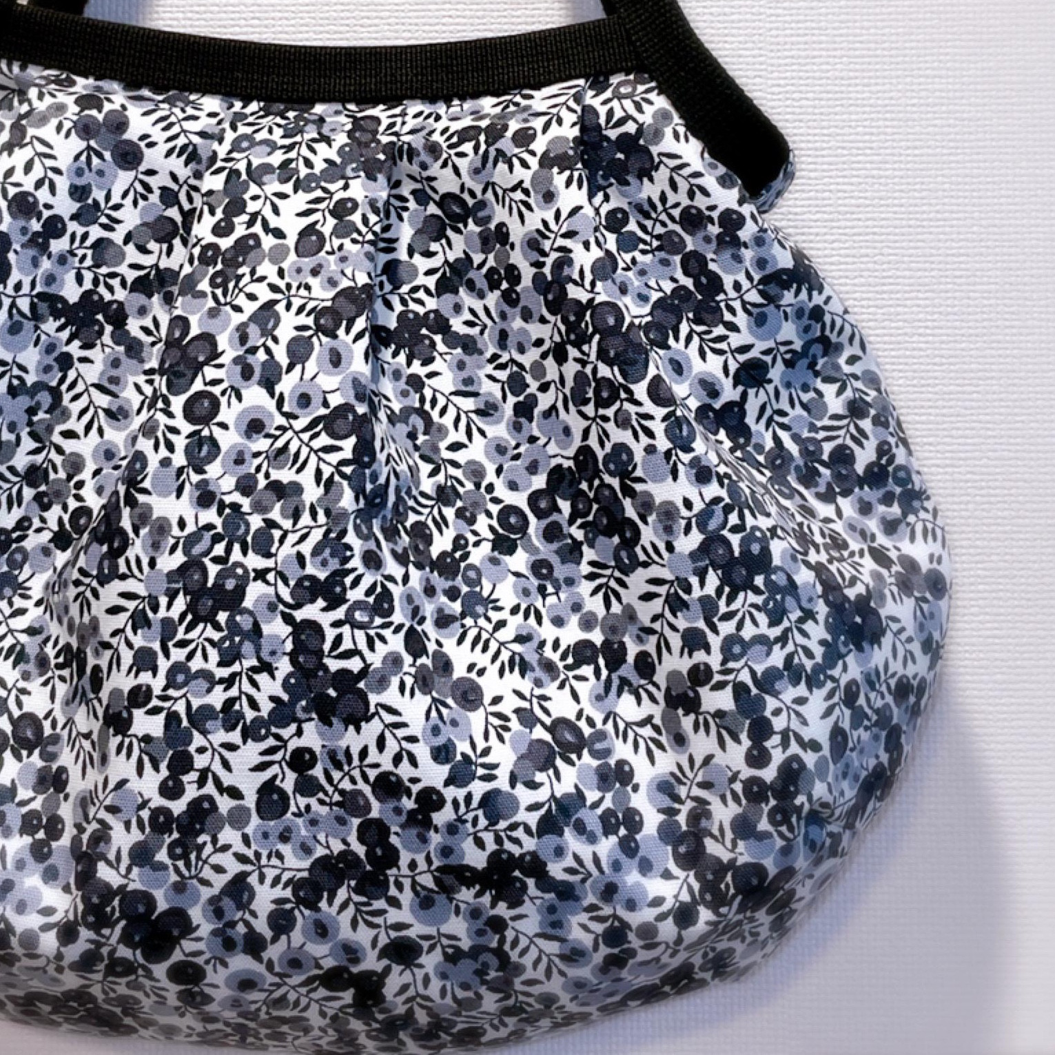 コロンと可愛いショルダーグラニーバッグ　ウィルトシャー　モノトーン　◎選べる２サイズ