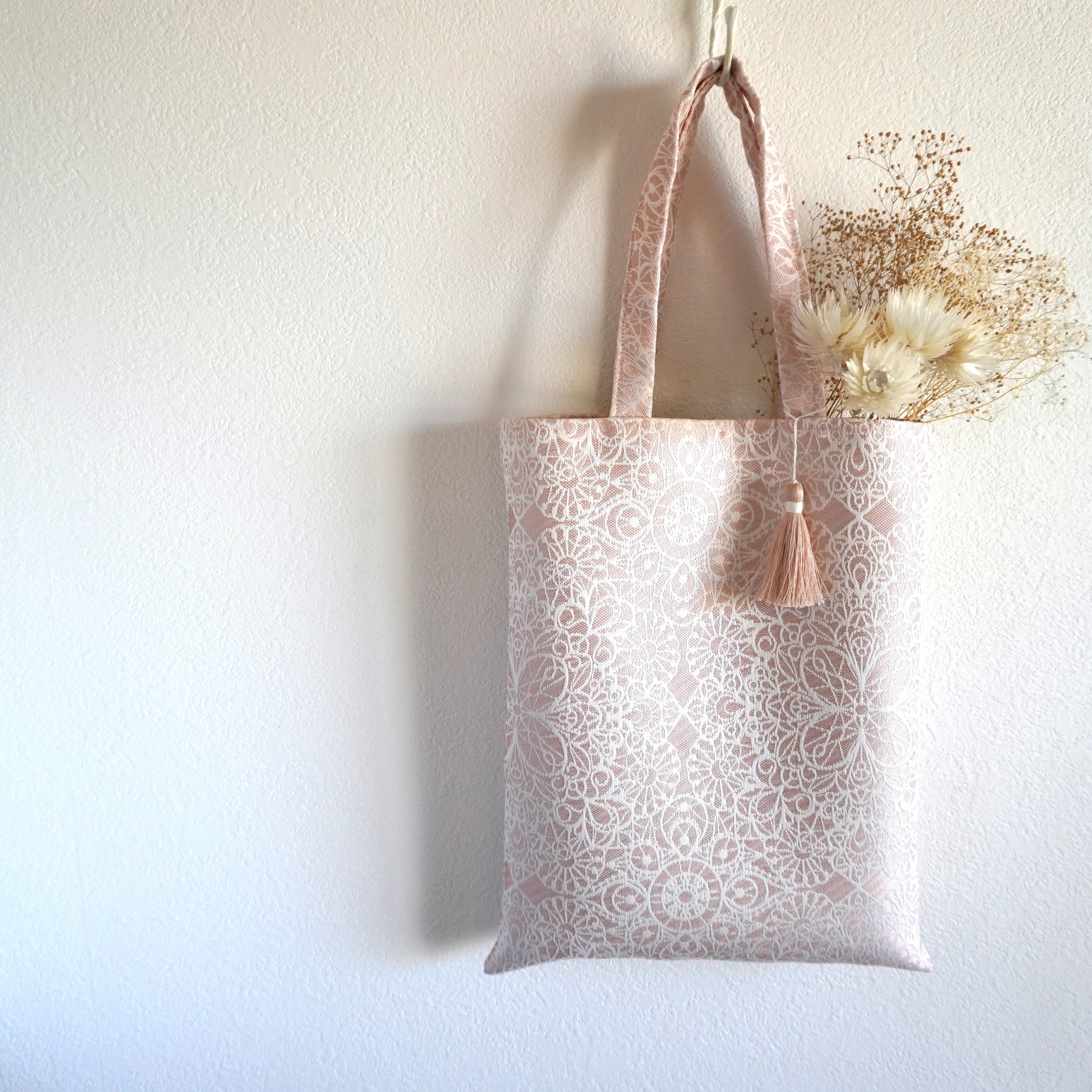 フェアリーレース トートバッグ 刺繍 ショッピング L 1399-2 楽天市場】＼軽さ190g／猫刺繍 横型トートバッグ 4917