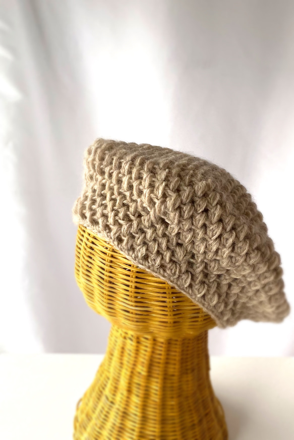 スタイルが決まるベレー帽　小顔効果　ウール　手編みレディース用帽子　ベージュ　M・大きめL 10枚目の画像