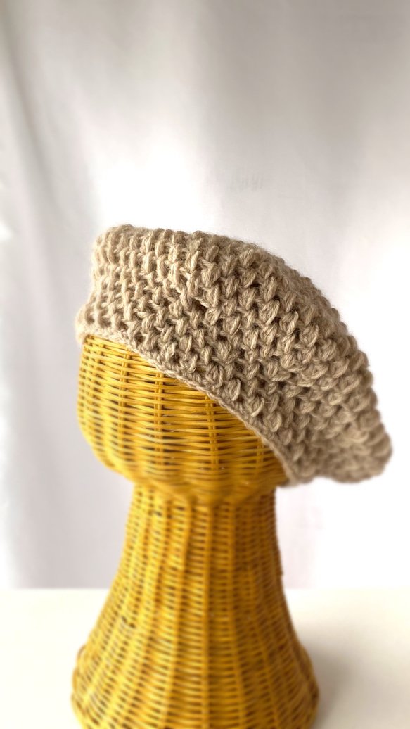 スタイルが決まるベレー帽　小顔効果　ウール　手編みレディース用帽子　ベージュ　M・大きめL 9枚目の画像