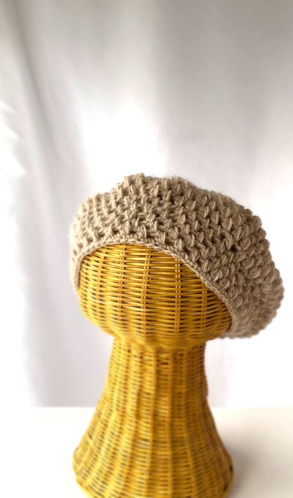 スタイルが決まるベレー帽　小顔効果　ウール　手編みレディース用帽子　ベージュ　M・大きめL 8枚目の画像