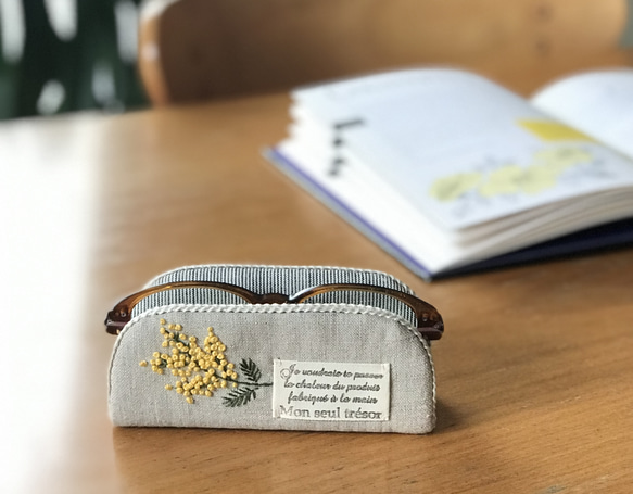 再販　幸せミモザ刺繍　ナチュラルで　おしゃれメガネスタンド　メガネケース　眼鏡置き　（再販） 3枚目の画像