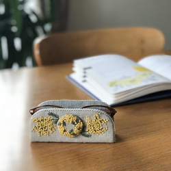 再販　幸せミモザ刺繍　ナチュラルで　おしゃれメガネスタンド　メガネケース　眼鏡置き　（再販） 1枚目の画像