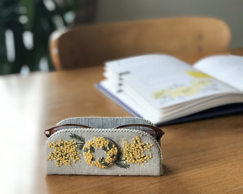 手刺繍の眼鏡ケース『月と樹』【受注生産】 | iichi 日々の