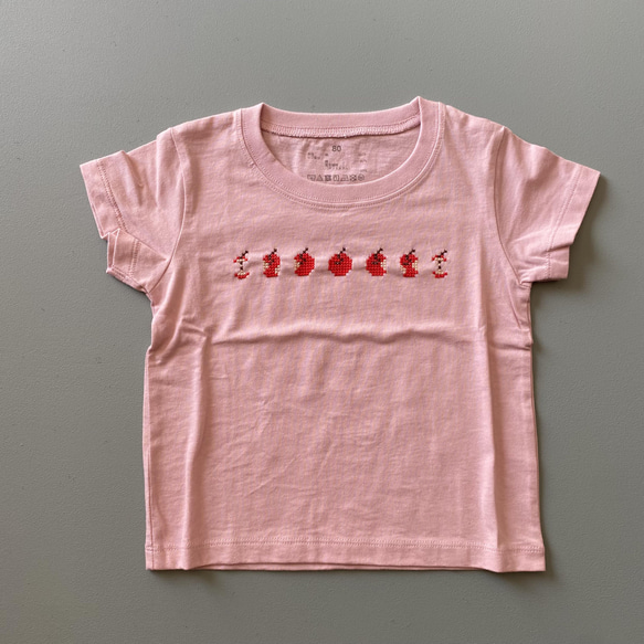 BABY 手刺繍Tシャツ　80サイズ　スモーキーピンク りんご満ち欠け 1枚目の画像