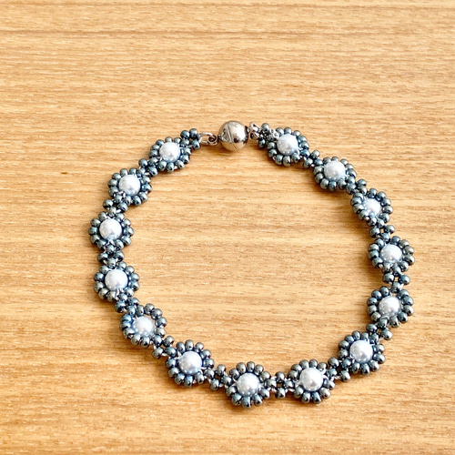 シルク糸で編んだ花編みのビーズブレスレット blue gray