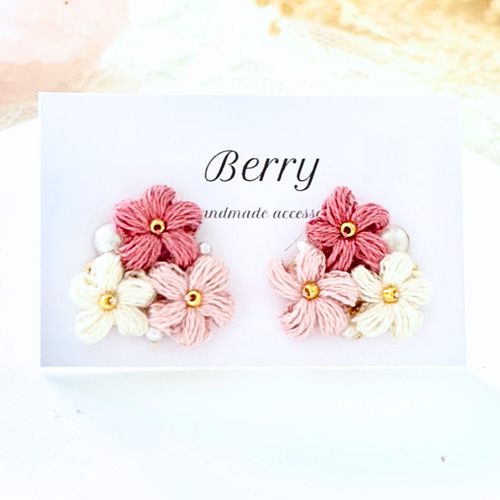 紹介ページ　刺繍糸　フラワー　ピアス　大ぶり　花　ハンドメイド 刺繍糸 花 イヤリング ピアス ふんわり 選べる7色 成人式 和装 ギフト