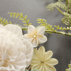 純白の大きなお花とレモンイエローの髪飾り 4枚目の画像